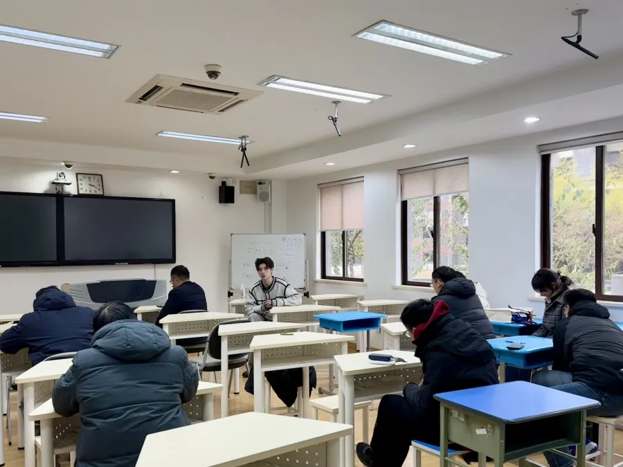 教而不研则浅，研而不教则空。在随后的学科工作坊环节，数学、经济