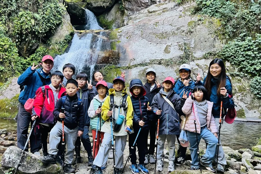 下午，气氛转向温厚与鲜活。在 和顺古镇，青石板路、祠堂牌坊（图 2）
