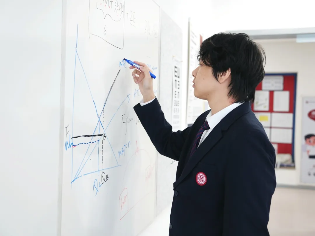 这种以数据建模、量化分析洞察现实问题的方式,让贾中泽深感震撼