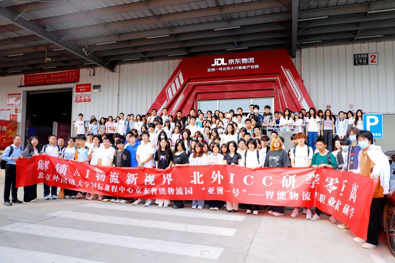 构建生涯坐标：通过真实职场场景，帮助学生在高中阶段建立 兴趣 能