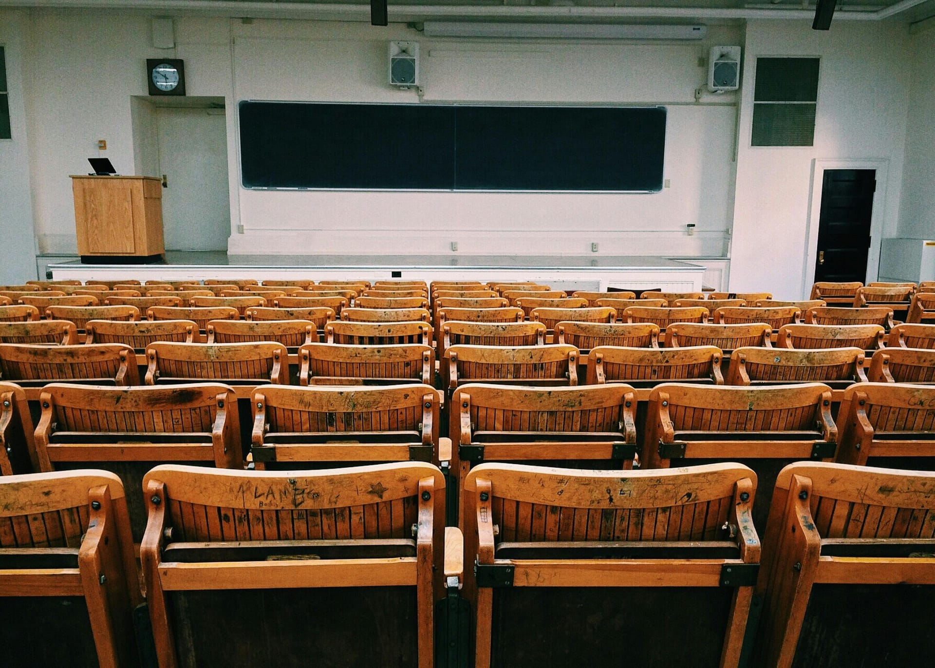 学校积极提供多元且高质量的平台,如模拟联合国和国际领袖峰会等。