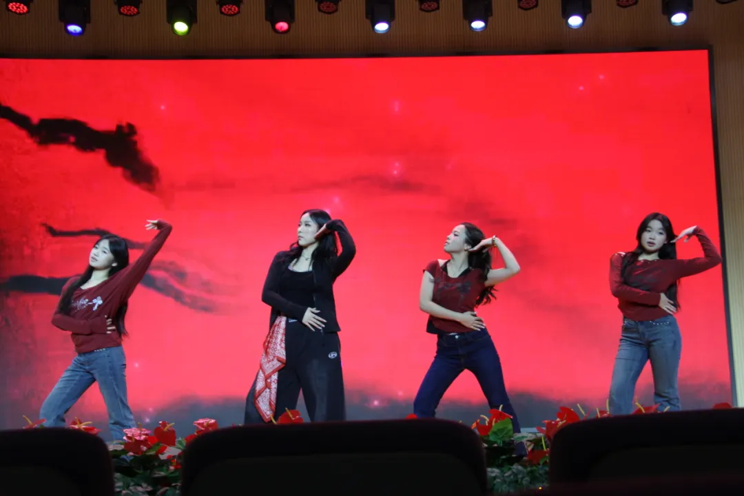 师生同台，共谱温暖记忆。崔奕杰老师与郭予墨、张艺馨、杨若涵