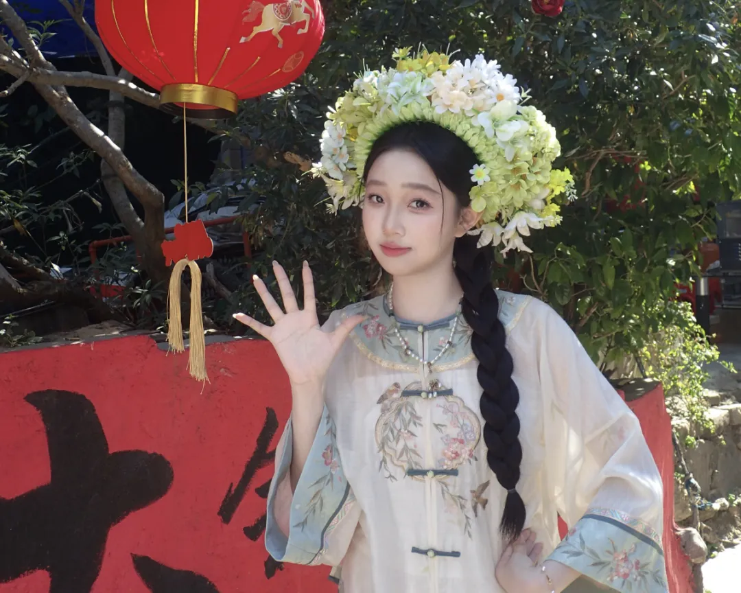 她走进过备考班的教室，听了一节课，便果断放弃。