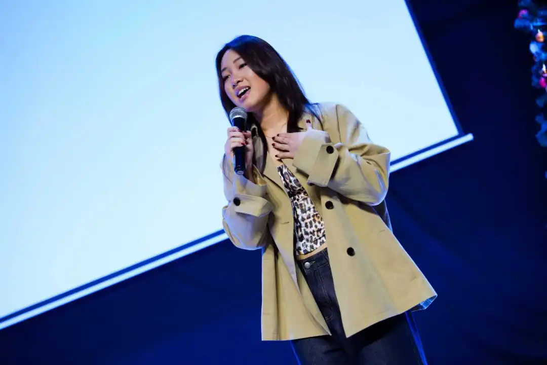 紧接着，十年级1班和2班的同学们带来了一场《AI救不了的圣诞表演
