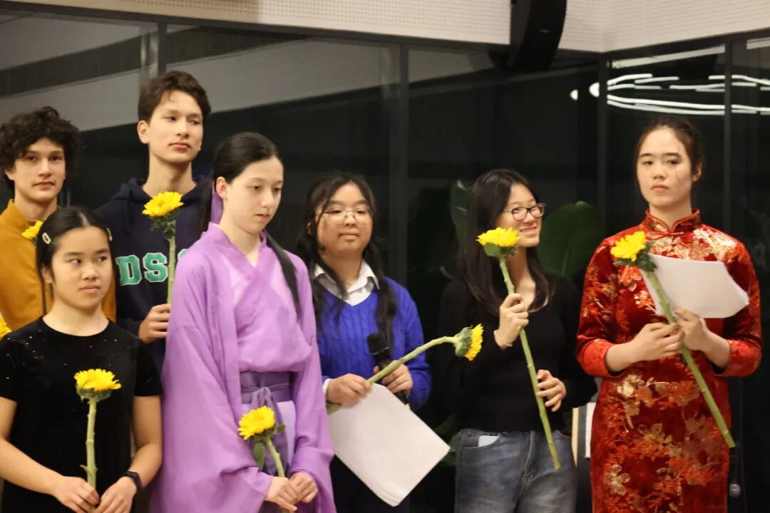 整场晚会气氛温暖而热烈,学生们在舞台上释放才华、收获掌声