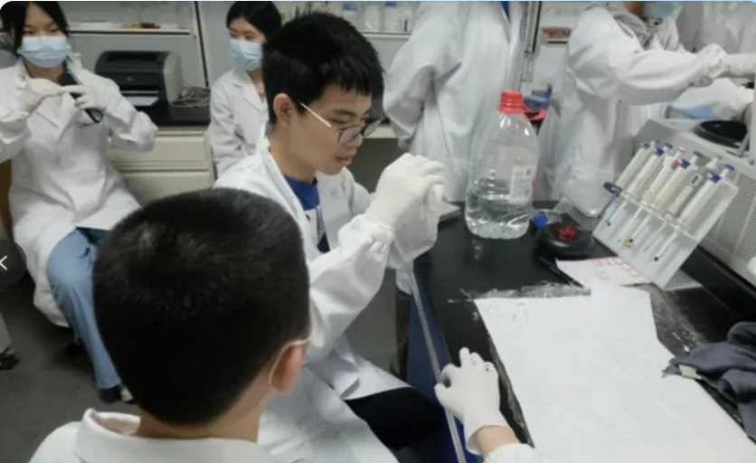 在周同学创办的科学火锅社的社团活动中