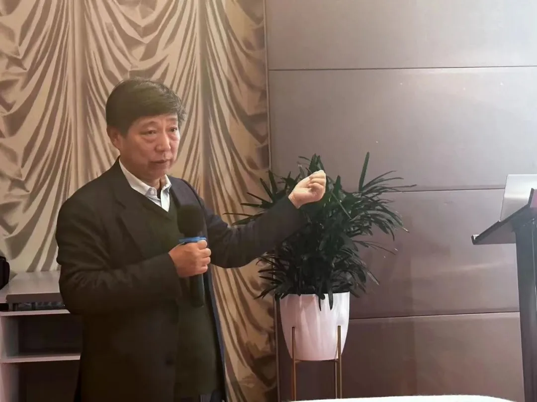 一个有理想信念、有道德情操、有扎实知识、有仁爱之心的老师