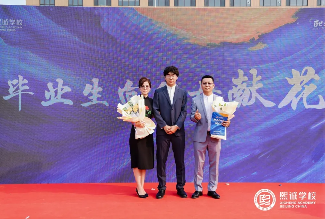 成人礼上,一枚枚印章郑重赠予毕业生们。(图 3)