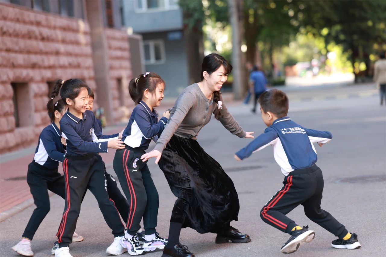 孩子们也来玩玩老师们童年时的游戏: