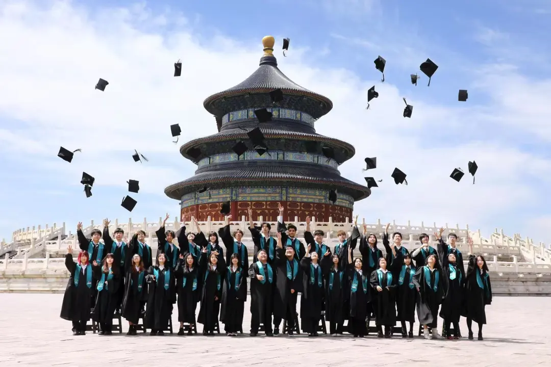校区绿树环绕,阳光充足,环境舒适。(图 2)