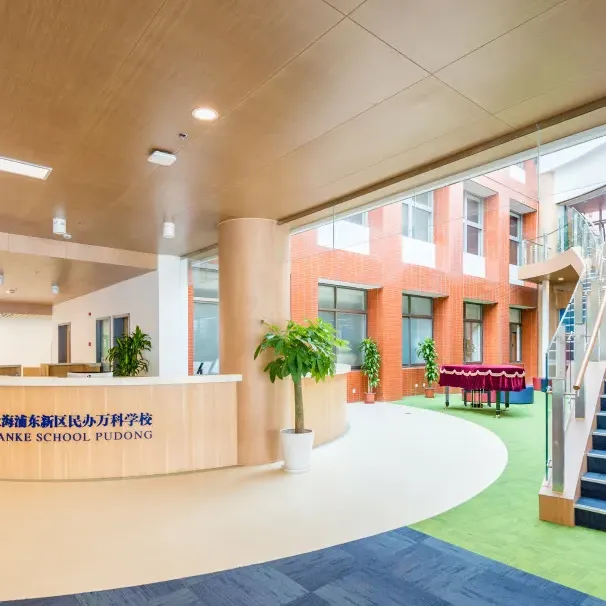 上海浦东新区民办万科学校位于浦东中心地带康桥地区，占地85亩（图 2）