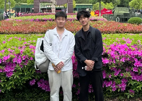 与朋友合照(左为许黄梓)