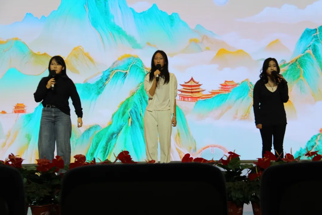 随后，梅雨馨、李梓源和殷熙真三位同学带来的小合唱《上春山》