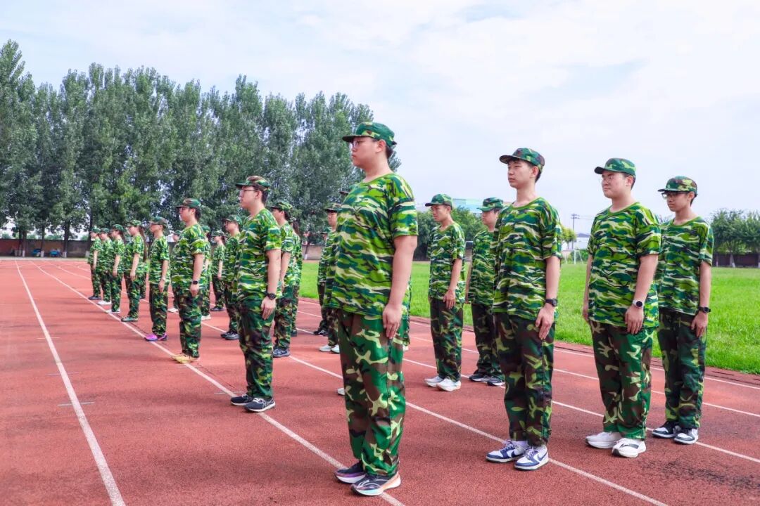骄阳淬炼少年意气，汗水见证成长蜕变。