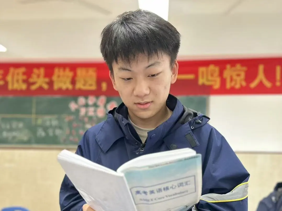 如果说潘攀的逆袭是学业上的突破，那么高三 8 班谭俊辉的成长