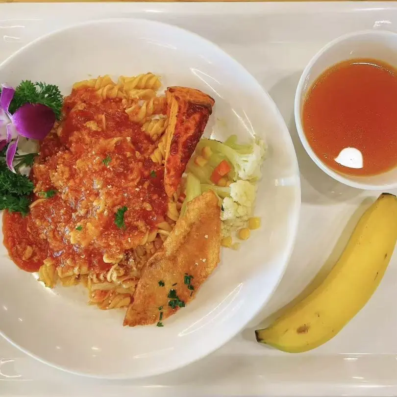 为了满足不同文化背景和口味的需求,食堂还会制作西式餐食(图 2)