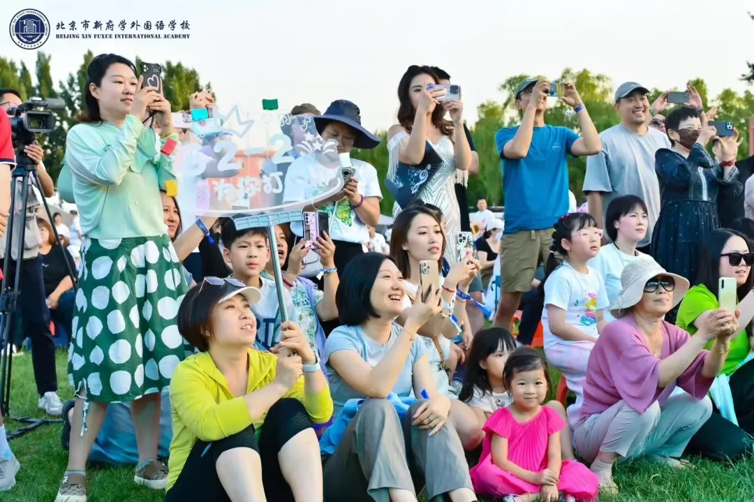 在新府学家庭日,家长可以走进校园,与孩子一起参与课堂活动(图 2)