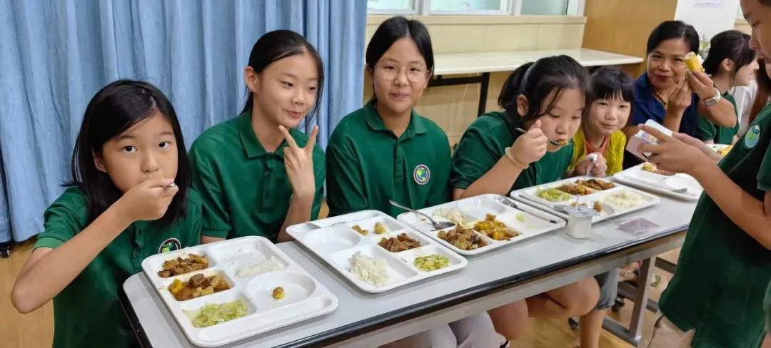 在这里，课间的孩子会主动围上来用英文打招呼