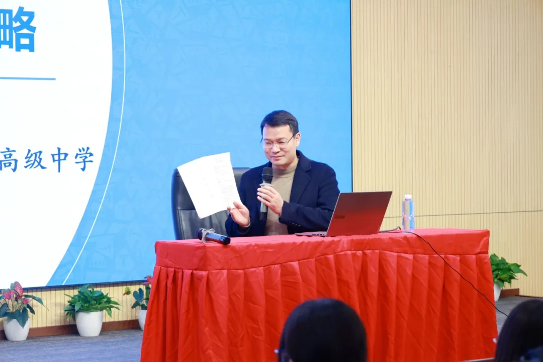 他指出，高考语文不仅考查语言基础