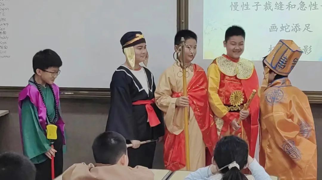 学生们也争相分享他们的读书感想。这不仅是一场读书的分享(图 2)