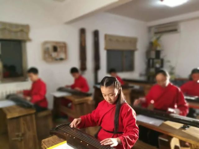 从一年级开始每周一课时,五年级开始每天一课时