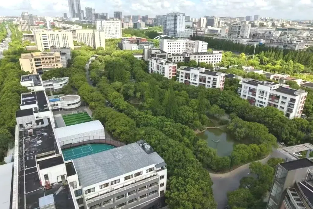 餐厅、咖啡吧 、校园超市、学生公寓楼、独立卫浴四人间寝室（图 2）