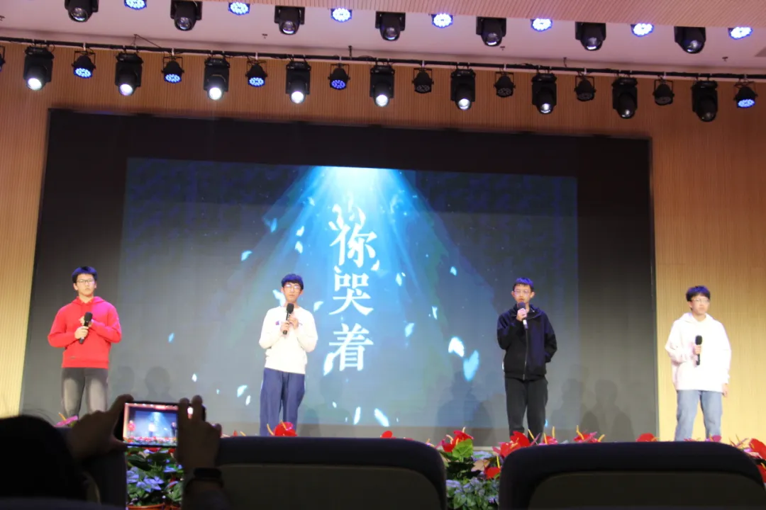 全场掌声、笑声与欢呼声雷动，这是学生们献给老师最热烈的喝彩（图 3）
