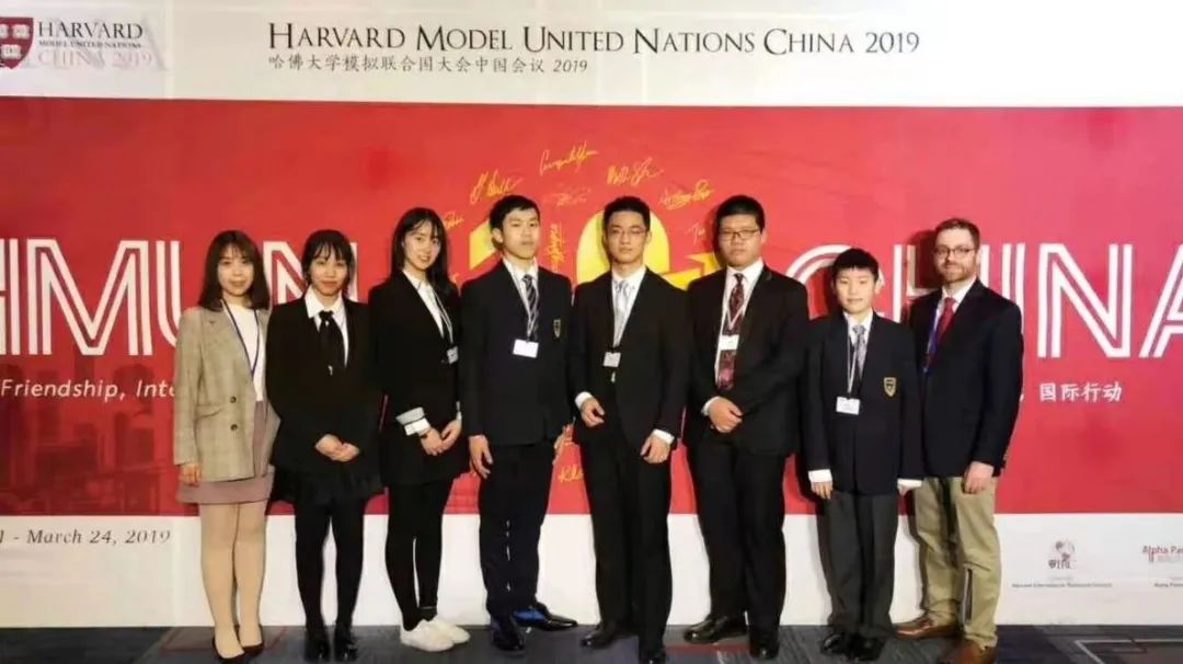 Sally Wu(左三)参加模拟联合国活动