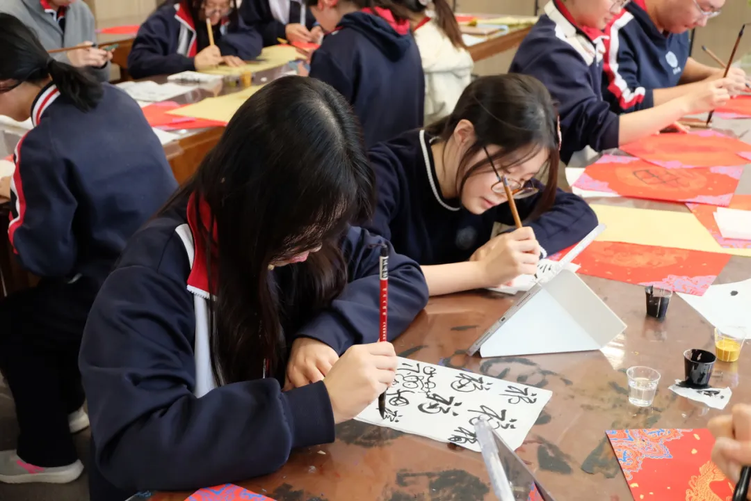 短短一小时,美术教室便汇成一片温暖的红色海洋。