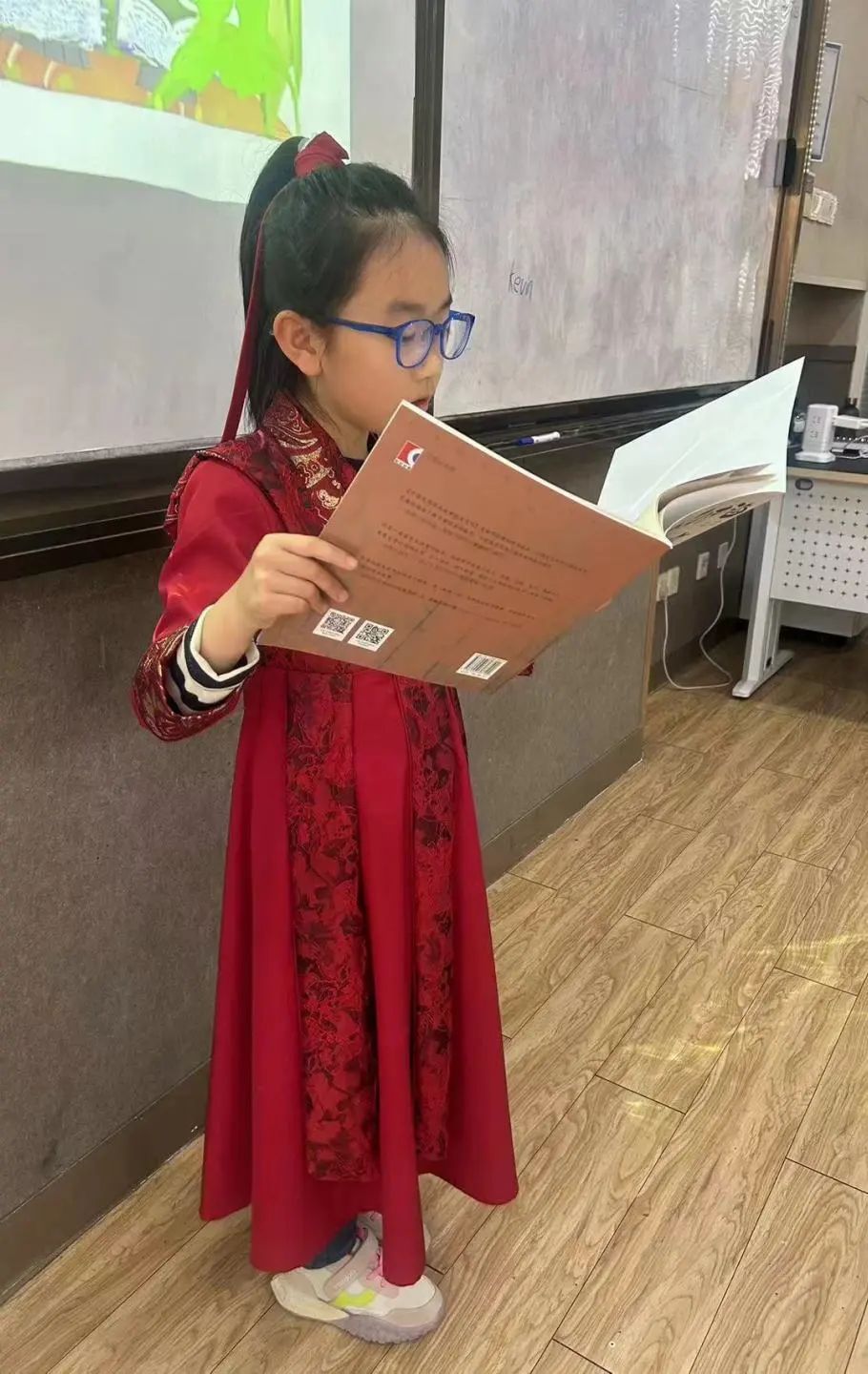 本学期读书分享的最大亮点是由同学们自己编排、主演的课本剧。（图 2）