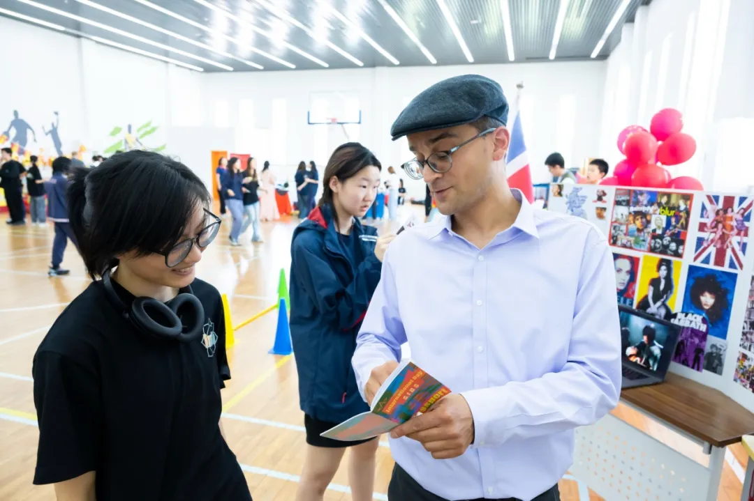 这些活动包括庆祝多元文化的International Day（图 2）