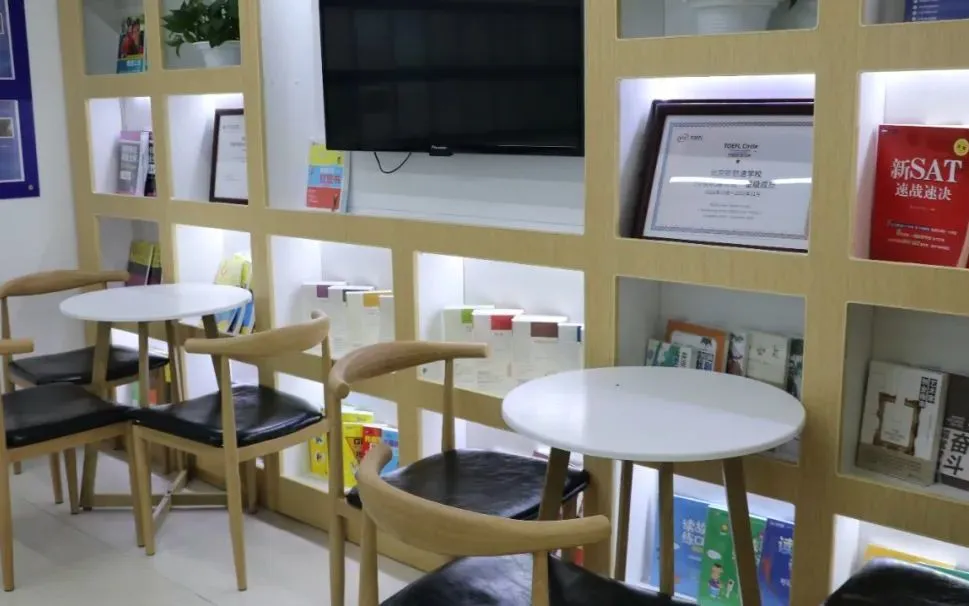 学校环境优美,教学设施配套齐全,开设了多功能学习区(图 3)