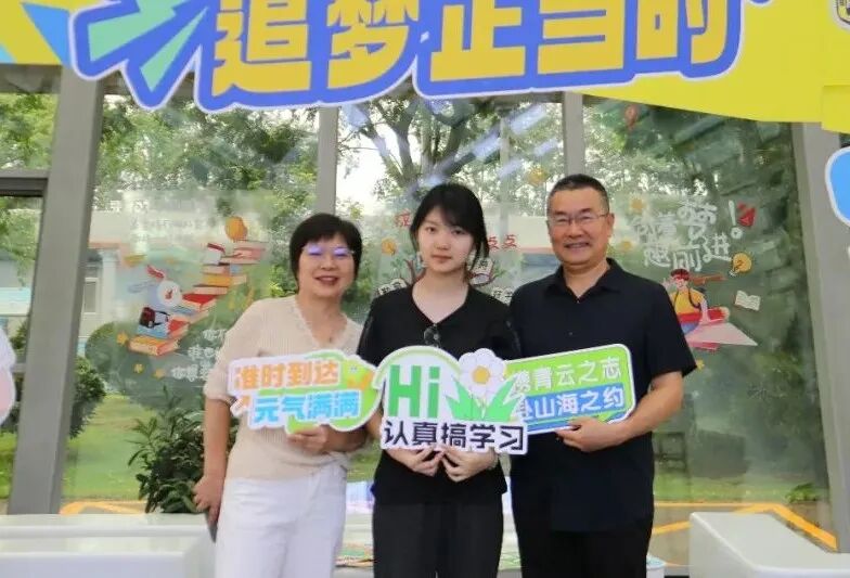 大厅内相机快门声此起彼伏，镜头里映出父母和同学们难掩期待的脸庞