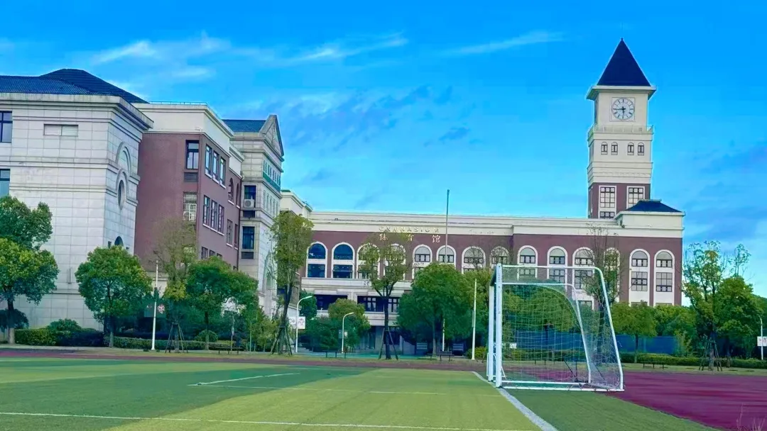 学校高中阶段学费每年11.5 万元,三年含食宿