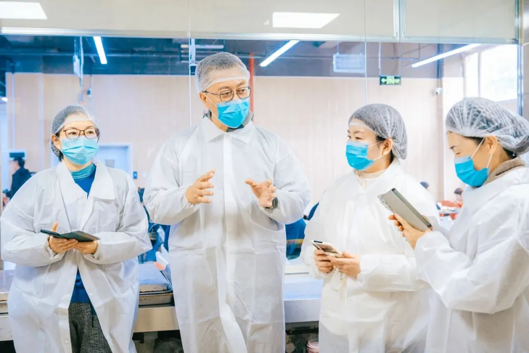 近日,新府学高中部的食堂迎来了一批特殊的品鉴官与监督员。