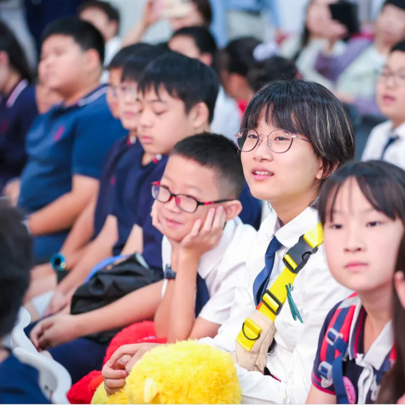 中学部的开学典礼也在新剧院举行。青春的气息弥漫在每一个角落(图 2)