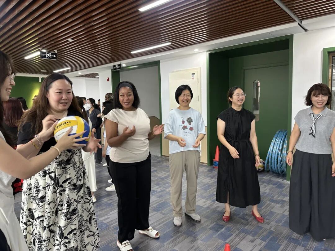 师创空间里,老师们把祝福写在纸上,再随机送给一位还不太熟的同事(图 3)