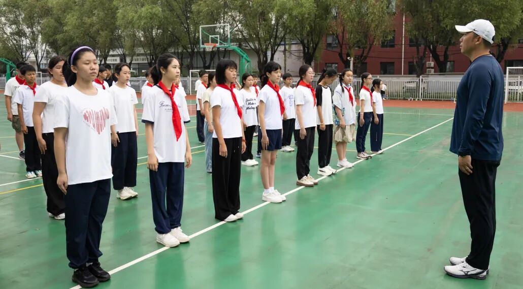 汗水浸透衣衫，方阵整齐度迅速提升