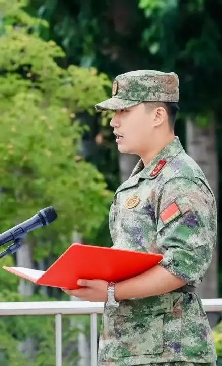 青春当有铮铮铁骨，年少亦显飒飒英姿。（图 2）