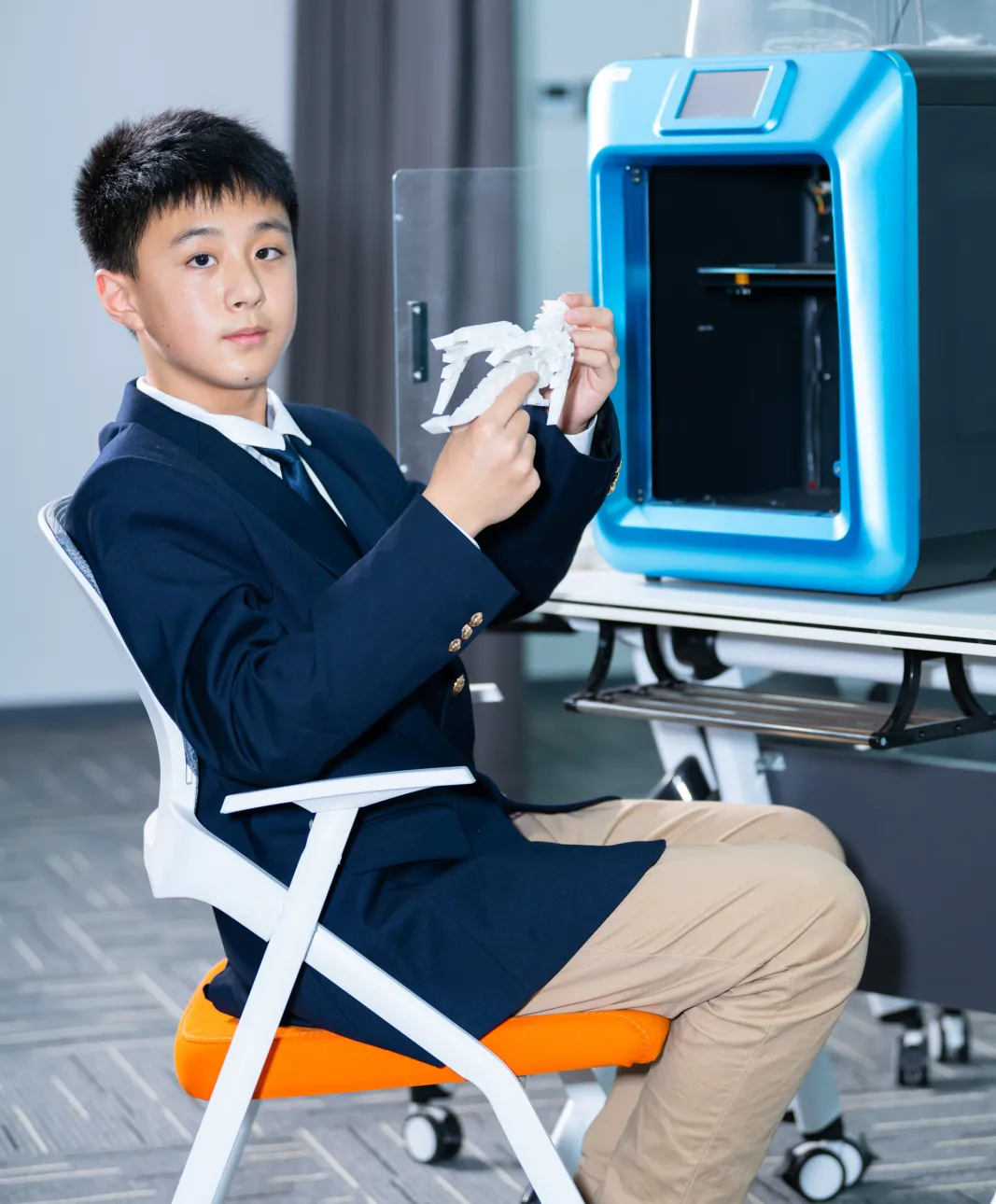 与此同时,由剑桥大学终身讲席教授(图 2)