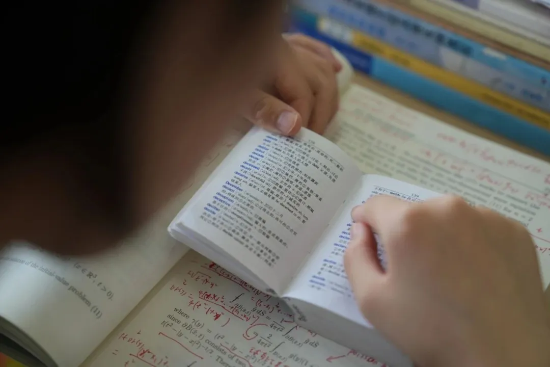 在进入中专后,姜萍没有忘记自己对数学的喜爱