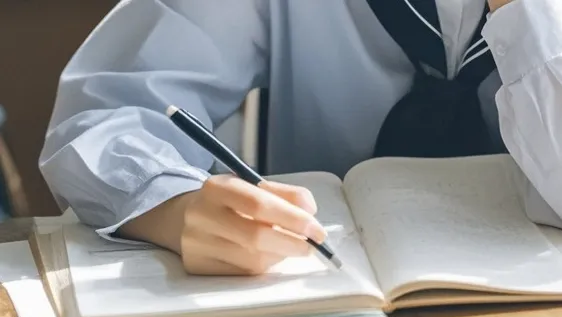 学校提供免费的雅思、竞赛等课程,也为有需求学生提供晚上额外补课辅