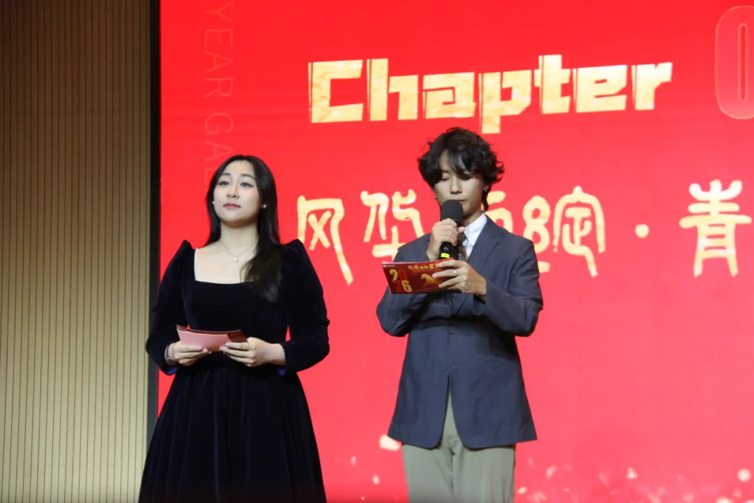随后，四组中英双语主持人从容登台，以清晰流利的语言与饱满的台风