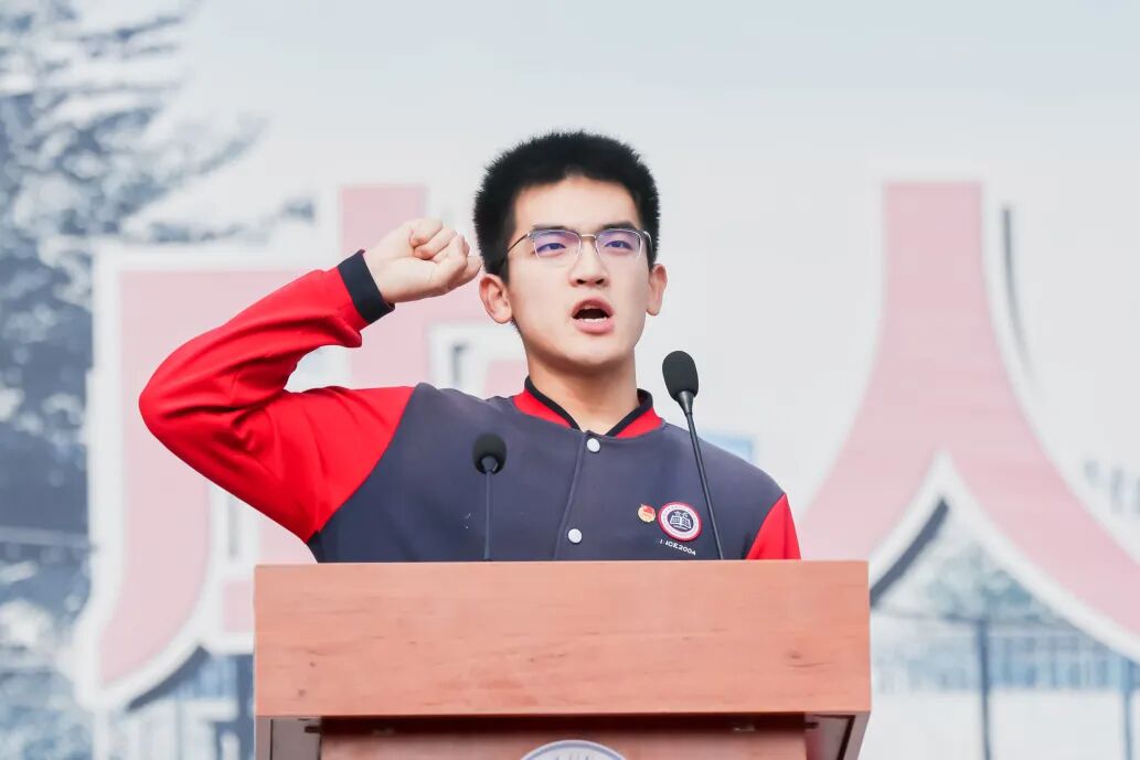 在高中部团员代表董博文的带领下,全体学生高举右拳,庄严宣誓: