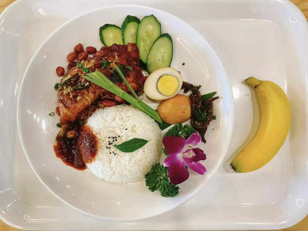 知道许多人对面食情有独钟,面食窗口提供了各种传统和创新的面食选择(图 2)