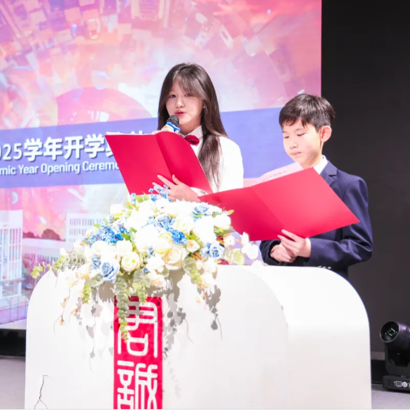 中学部的开学典礼也在新剧院举行。青春的气息弥漫在每一个角落