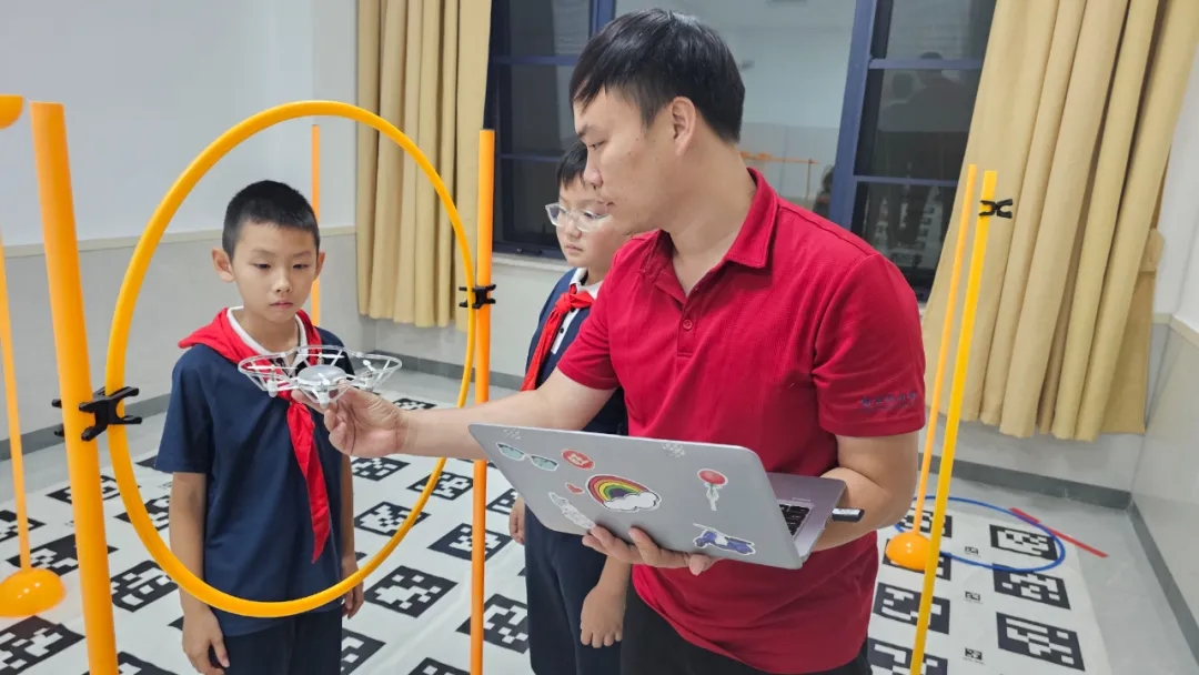 提起孙嘉俊，牛潇老师说道： 他活泼好动的性格总能在课堂上为大家带