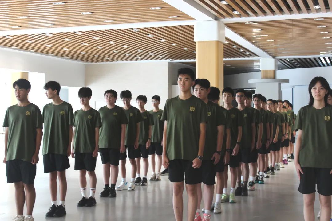 志清国际2025级新生团队拓展训练开营啦:迷彩青春,首日即燃!