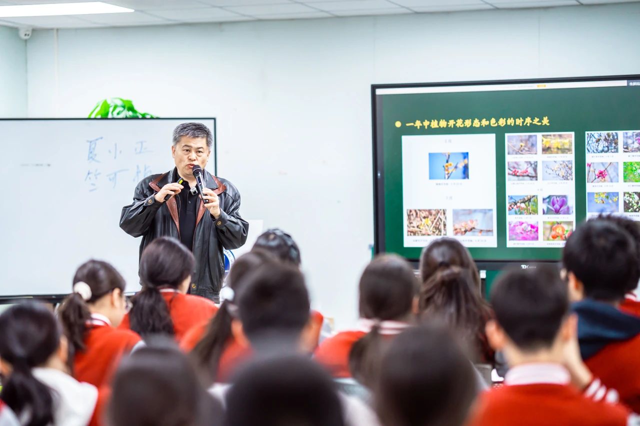 物候学不是实验室里的试管游戏， 教授的声音似乎带着森林的回响