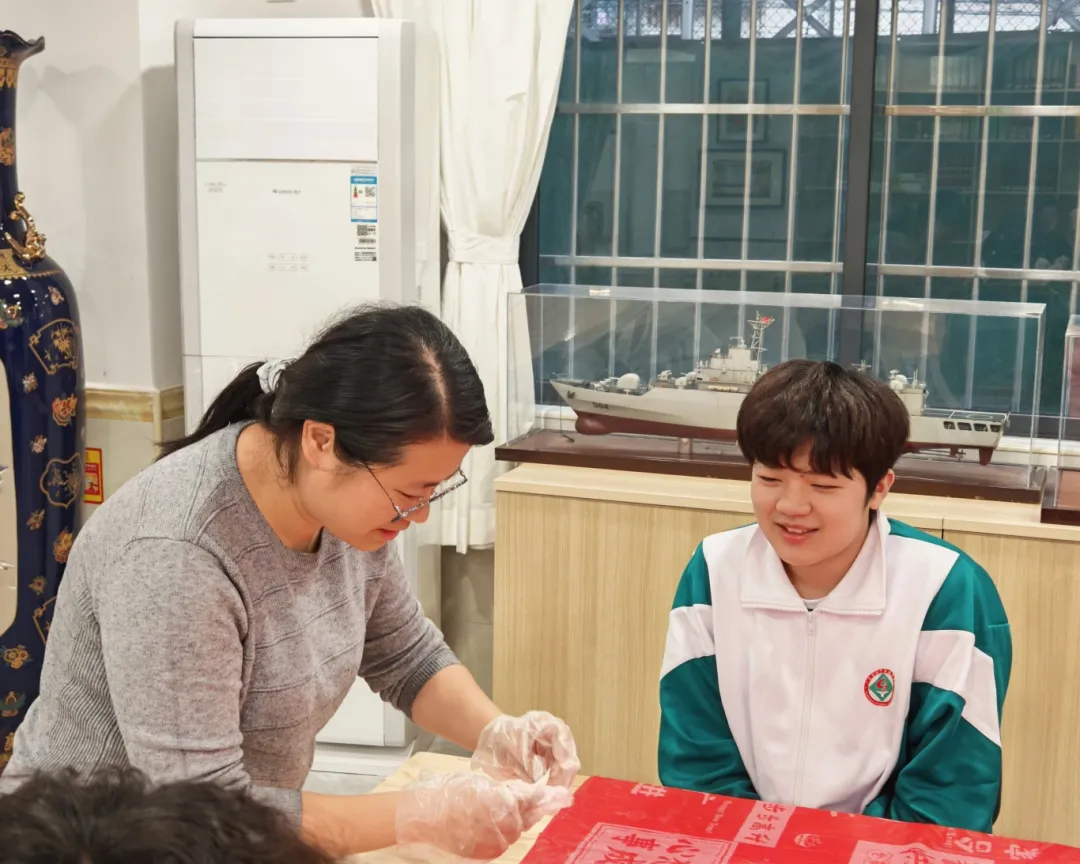 省实越秀国际课程中心的学子们围坐一堂
